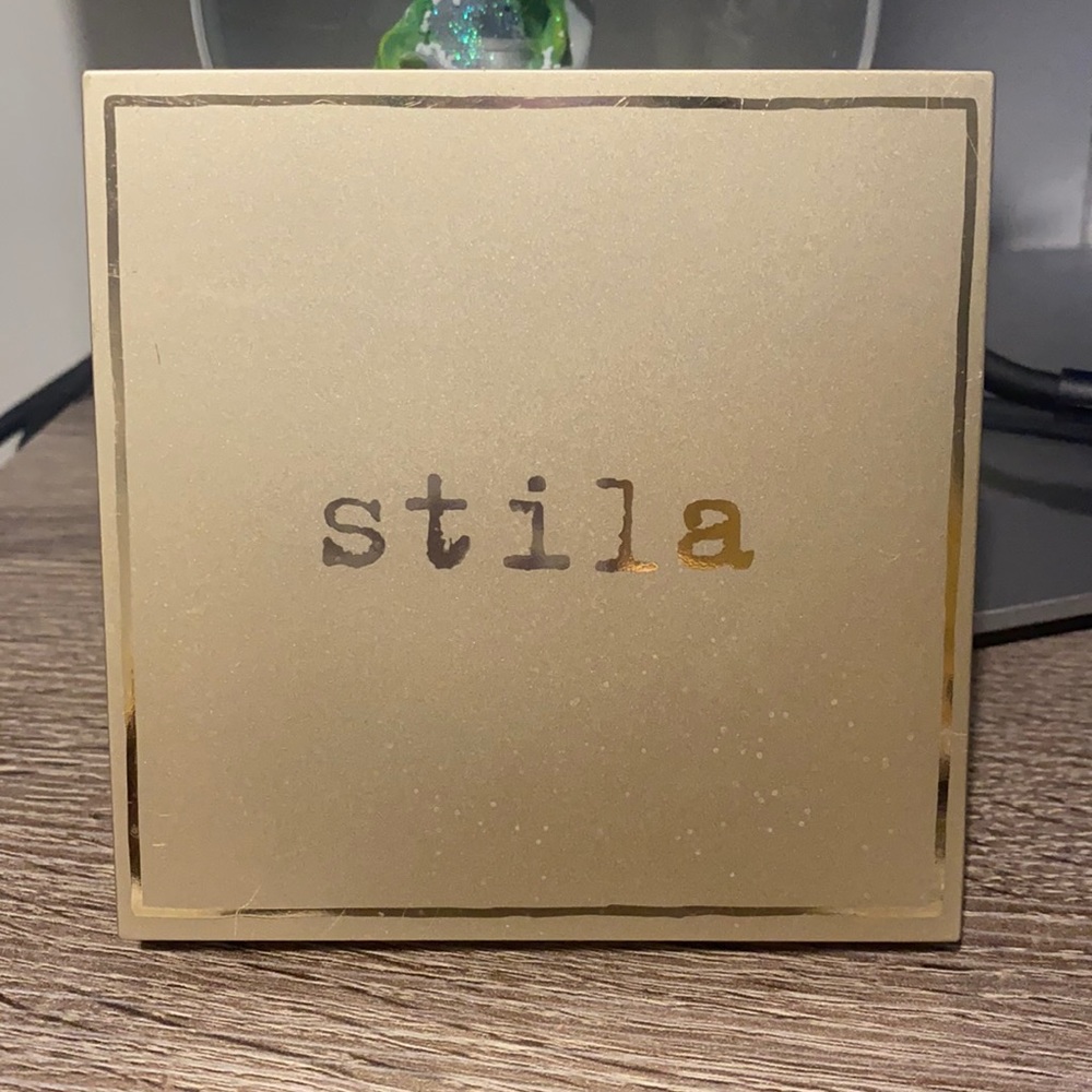 Stilla Eyeshadow Pallet 👀